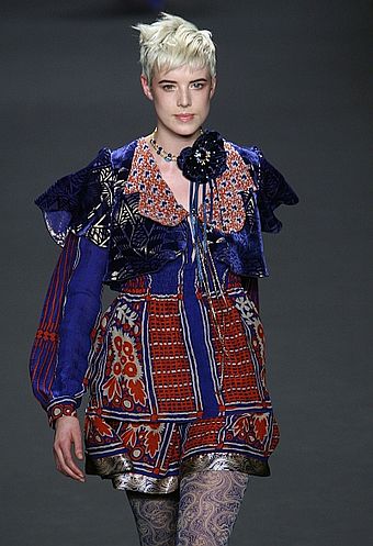 340px-Agyness_Deyn_in_Anna_Sui_Feb_2008%2C_Photographed_by_Ed_Kavishe_for_Fashion_Wire_Press