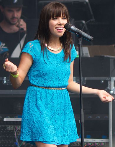 390px-Carly_Rae_Jepsen_at_BSOMF_%28cropped%29