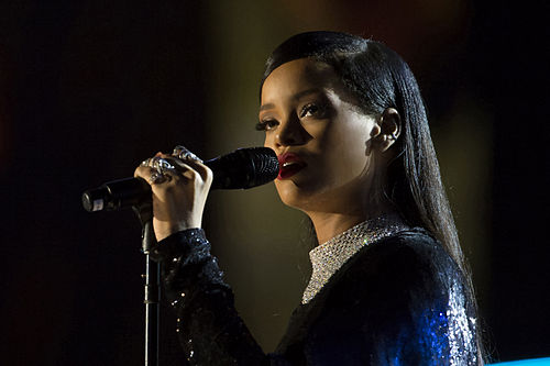500px-Rihanna_concert_in_Washington_DC_%282%29